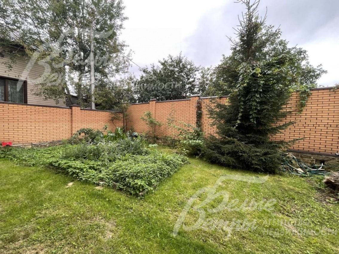 Ухоженный участок на заднем дворе.