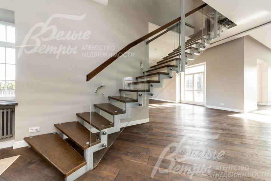 Парящая лестница на металлическом каркасе, ступени и перила из массива дуба