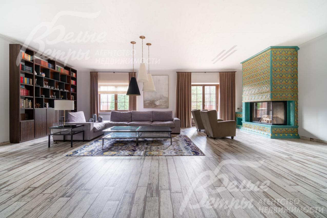 Отделка дома выполнена из элитных материалов в стиле эклектики: современная американская классика сочетается с элементами в стиле лофт и французский прованс