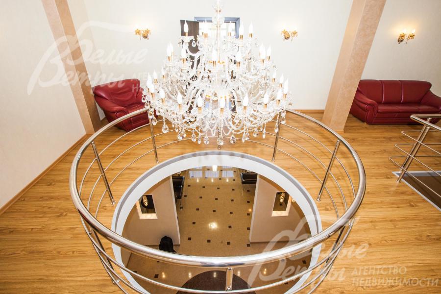 Шикарная люстра в холле 2 этажа над 2-м светом
