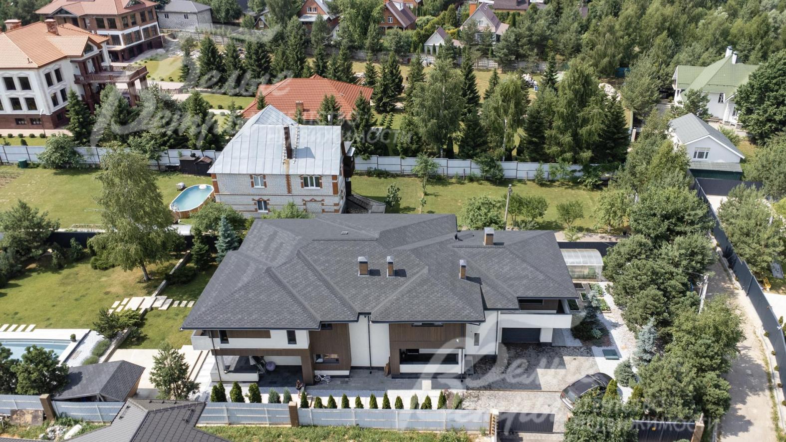 Участок правильной формы расположен в тупиковой части поселка