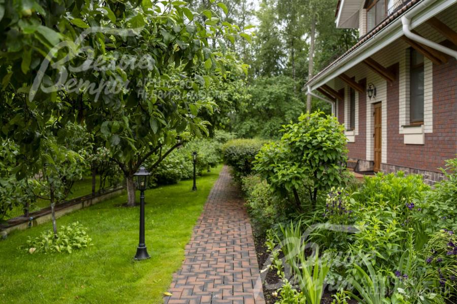 Дом стоит на участке с выполненным профессиональным дорогостоящим проектом ландшафтного дизайна