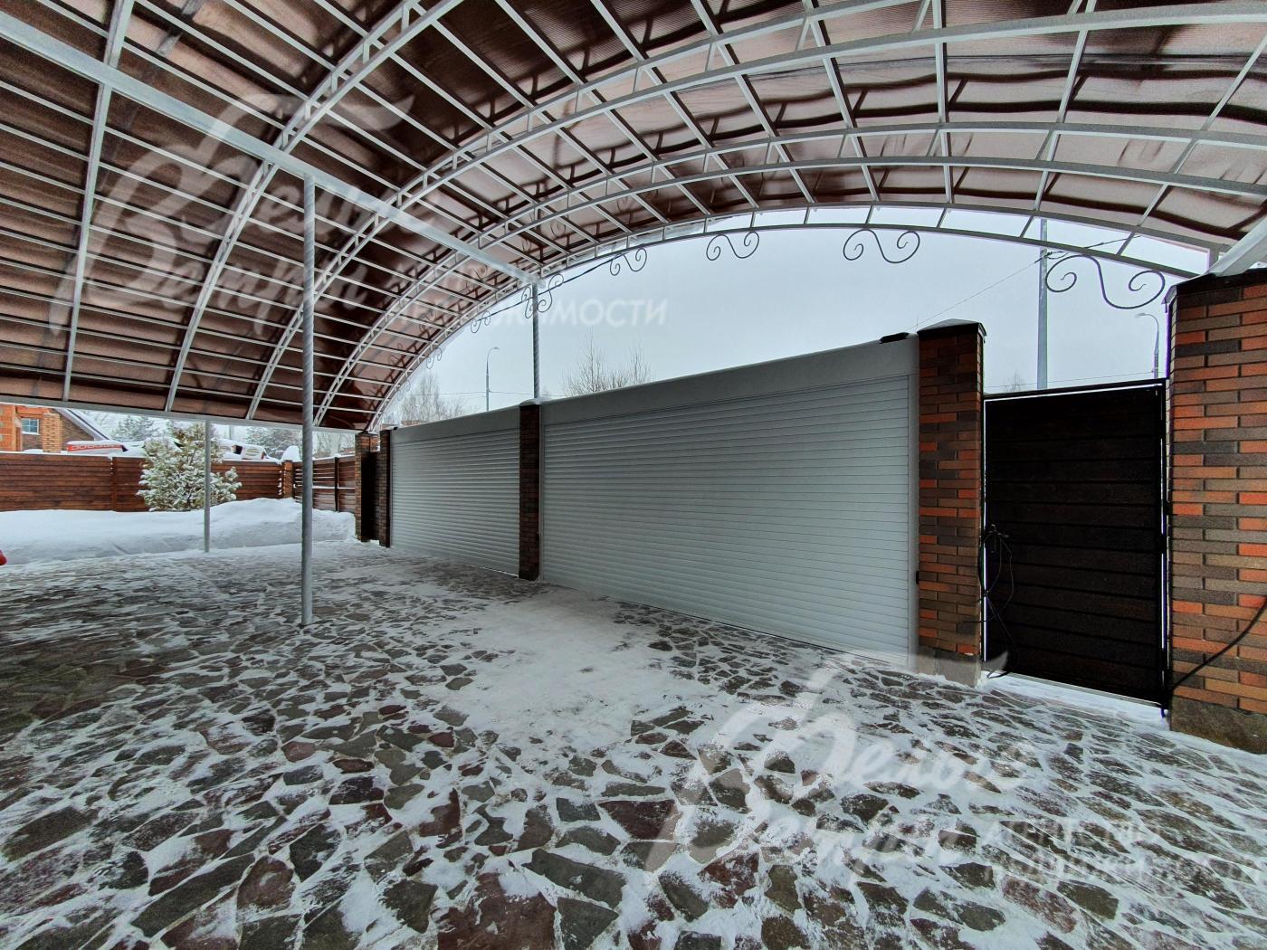 Парковка отделана натуральным камнем