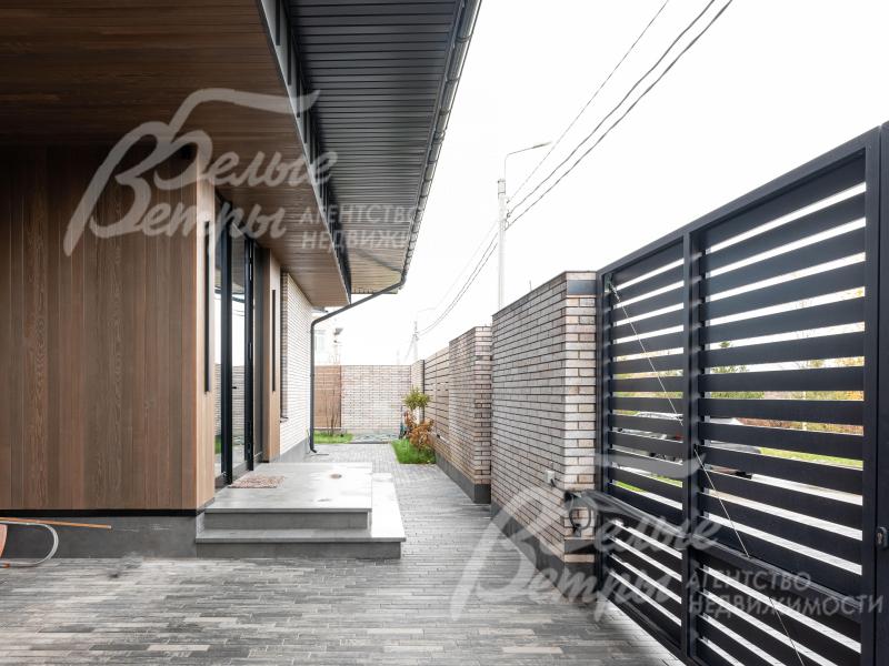 Крыльцо дома. Уложена тротуарная плитка Braer