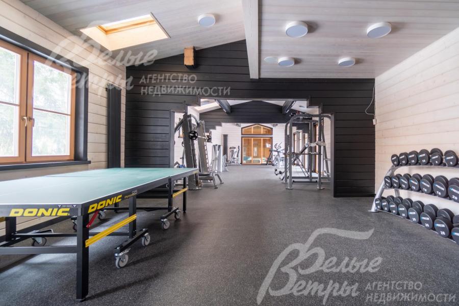 В планировке дома - большой спортзал площадью 104 кв.м с тренажёрами, инвентарём, столом для настольного тенниса