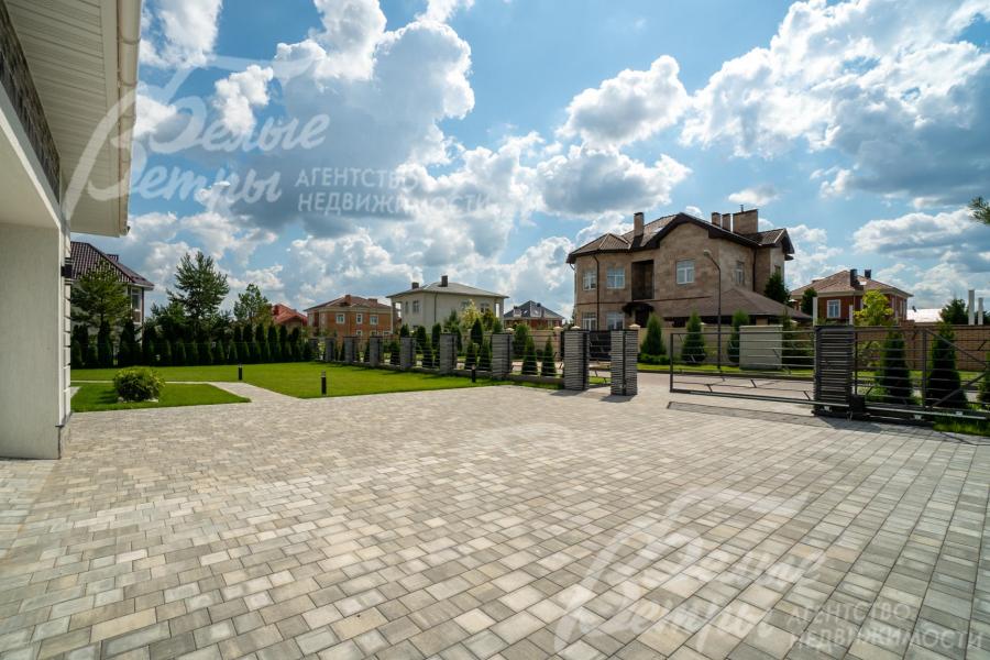 Участок по периметру огорожен забором