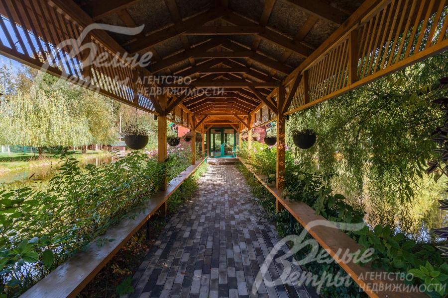 Живое обрамление галереи создаёт ощущение уединённого природного тоннеля