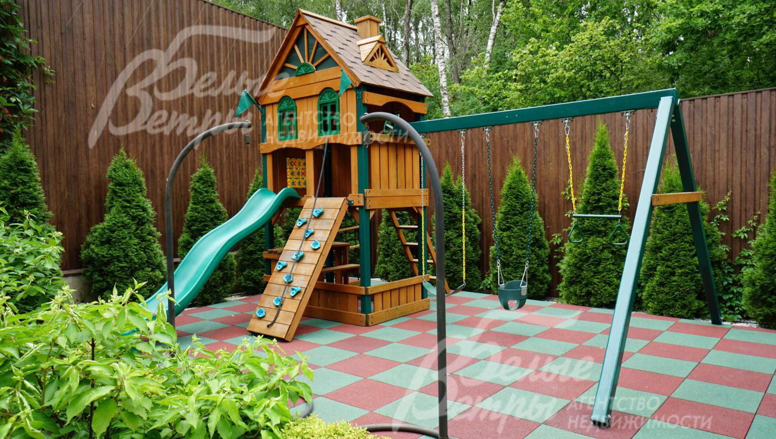Детская площадка на участке с резиновым покрытием