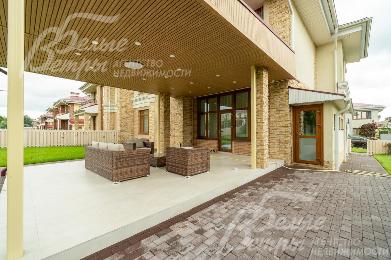 Укомплектована уличной мебелью