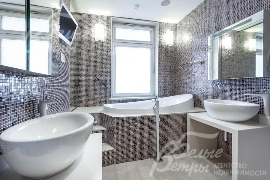 Санузел отделан мозаичной плиткой.