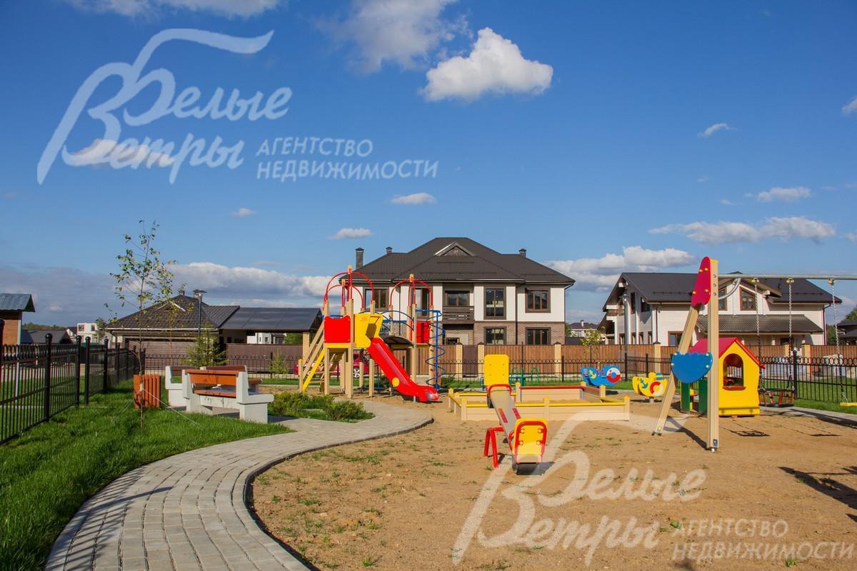 Детская игровая площадка в поселке