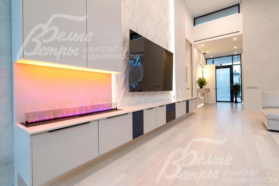 В гостиной оборудован профессиональный домашний кинотеатр с системой мультирум