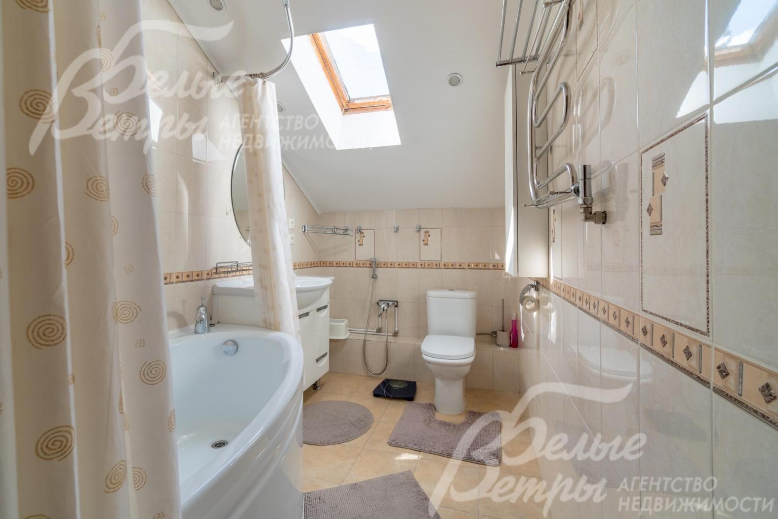 Санузел на втором этаже с ванной