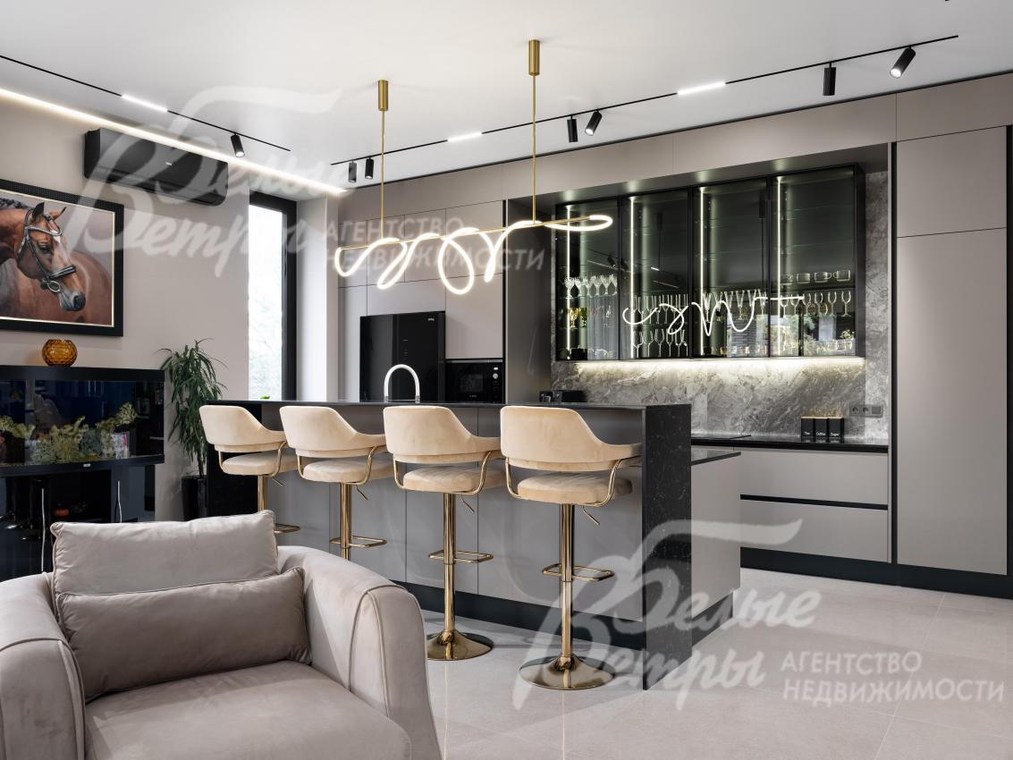 Потолки - натяжные со встроенной подсветкой и трековыми светильниками на алюминиевом профиле