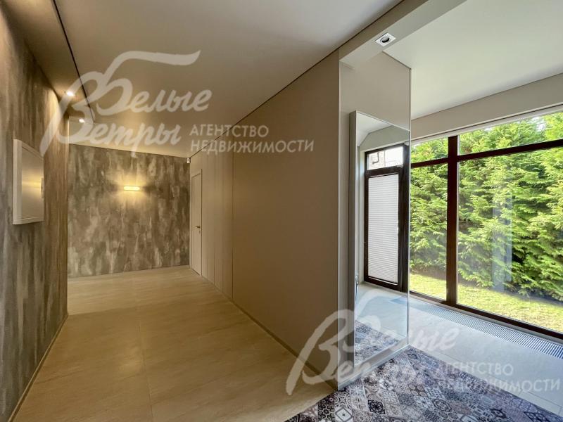 Холл-прихожая с панорамными окнами