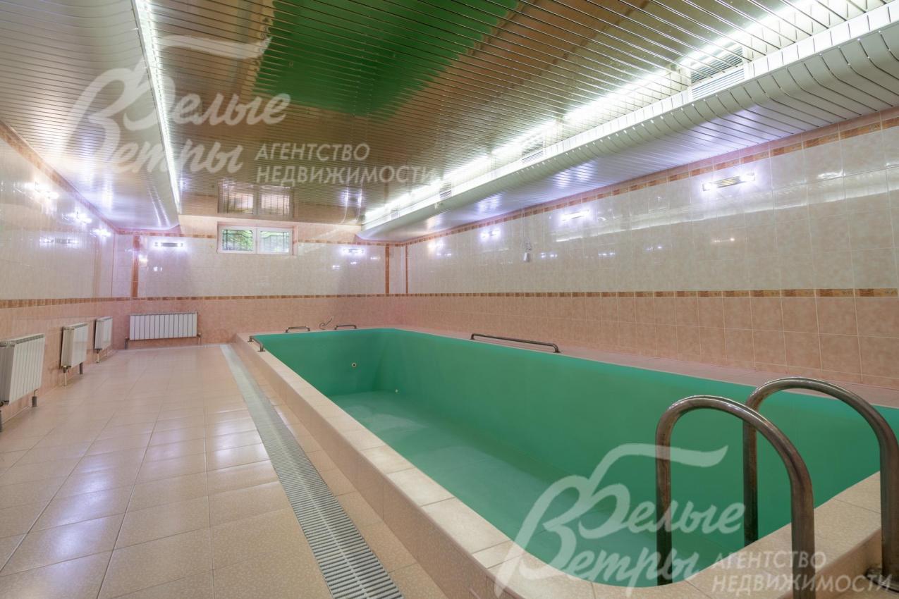 Спа-зона на цокольном этаже с большим бассейном