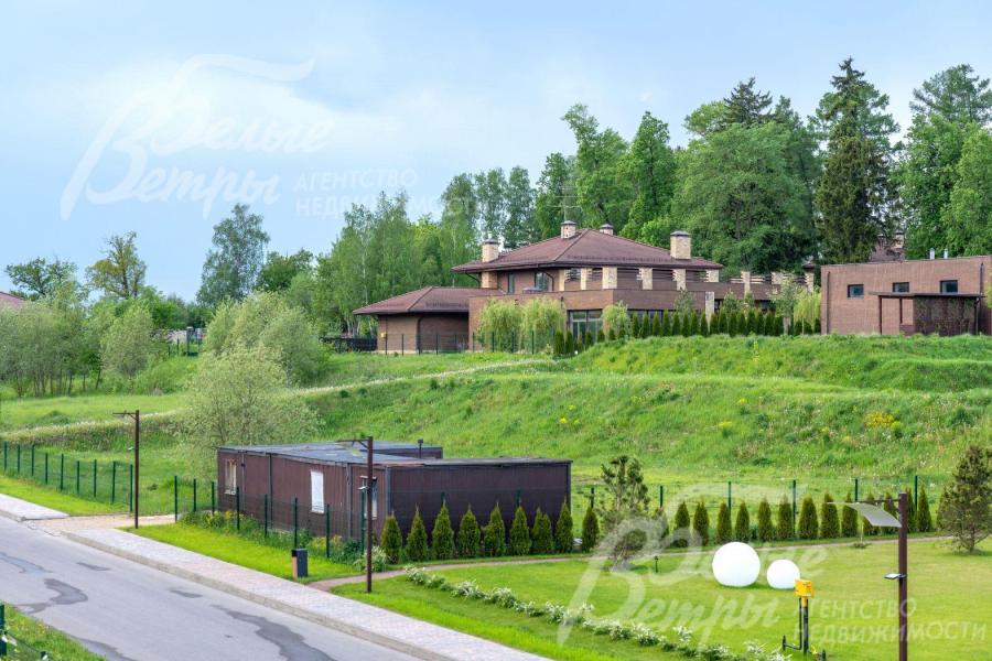 Вид на соседние дома в поселке Усадьба Бергов