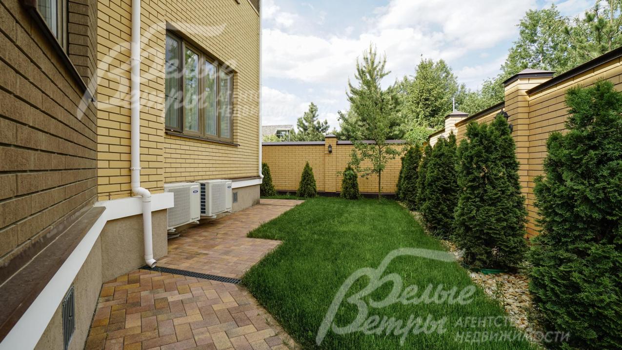 По периметру участка высажено более 30 туй