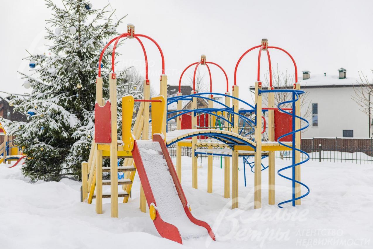 Детская площадка в поселке