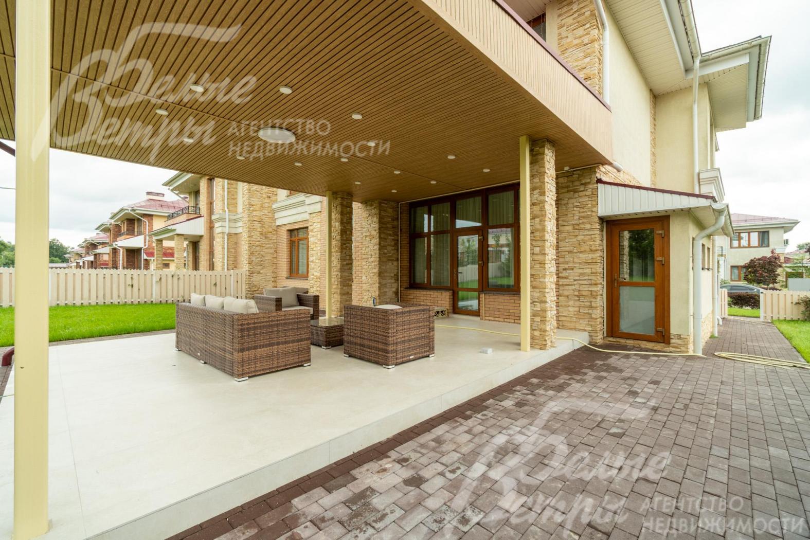 Укомплектована уличной мебелью