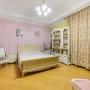 Одна из спален 20 кв.м расположена на первом этаже. Все спальни меблированы