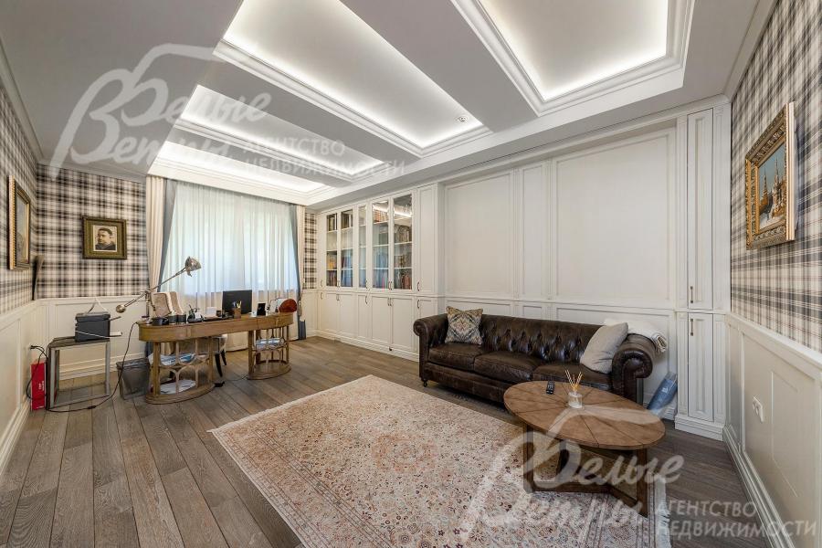 Кабинет 31 кв.м с библиотекой, отделка деревянными панелями 