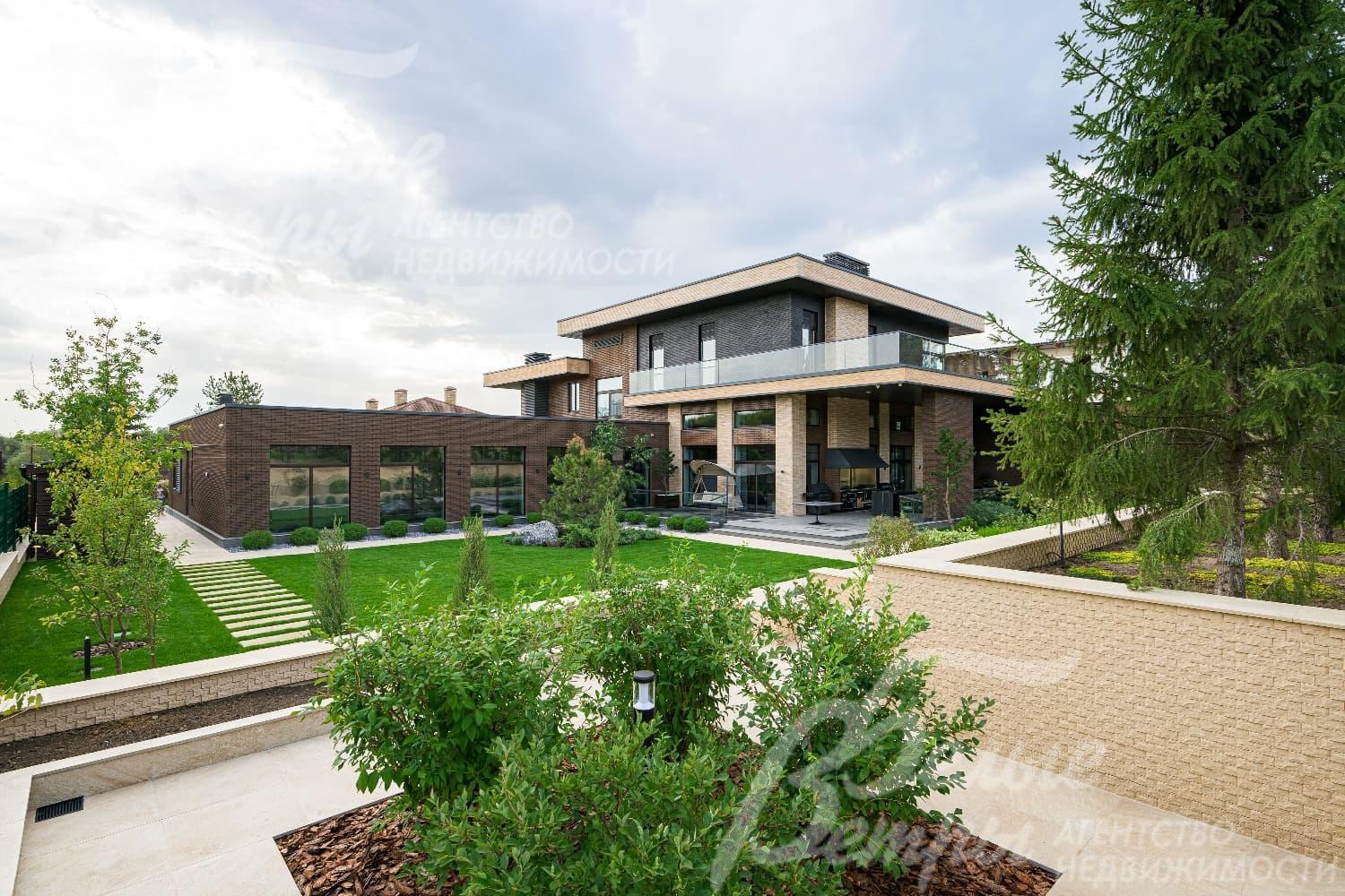 На угловом участке площадью 21 сотка выполнен ландшафтный дизайн