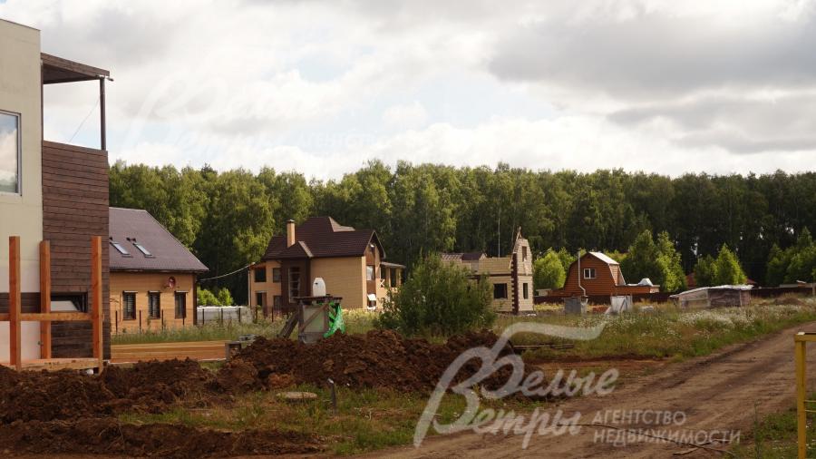 Поселок обживается.