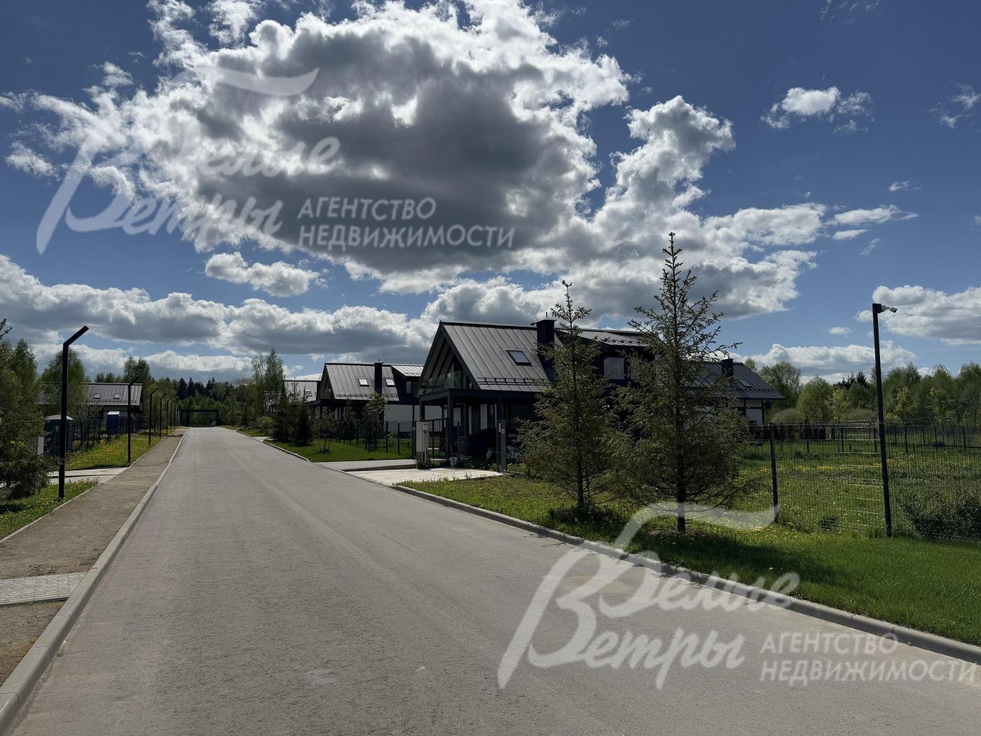 Широкие освещенные асфальтированные дороги с тротуарами в поселке Плесково