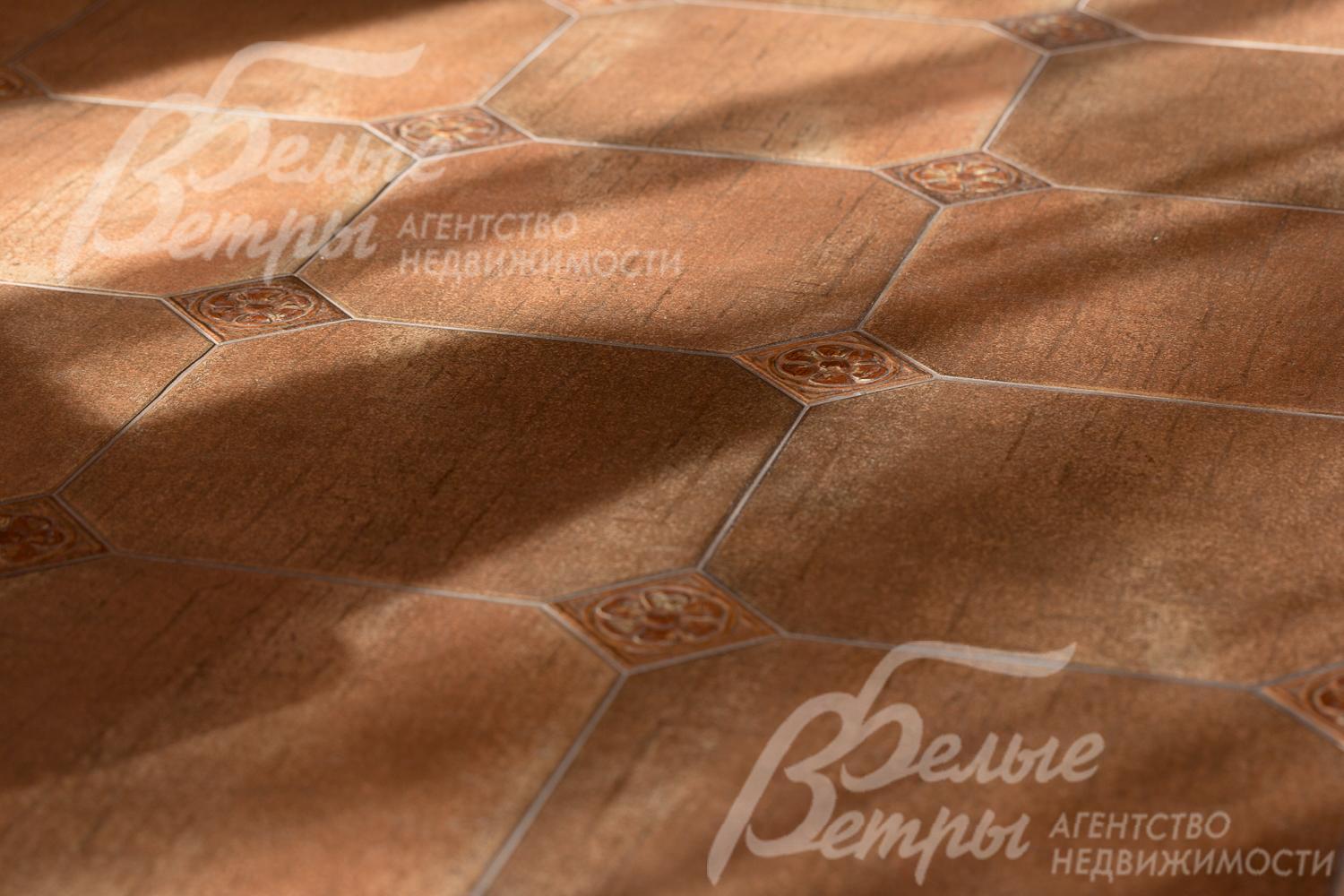 На 1-ом этаже и в санузлах на полу плитка с водяным подогревом