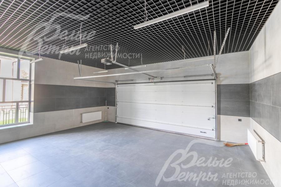 На первом этаже - гараж на 2 автомобиля