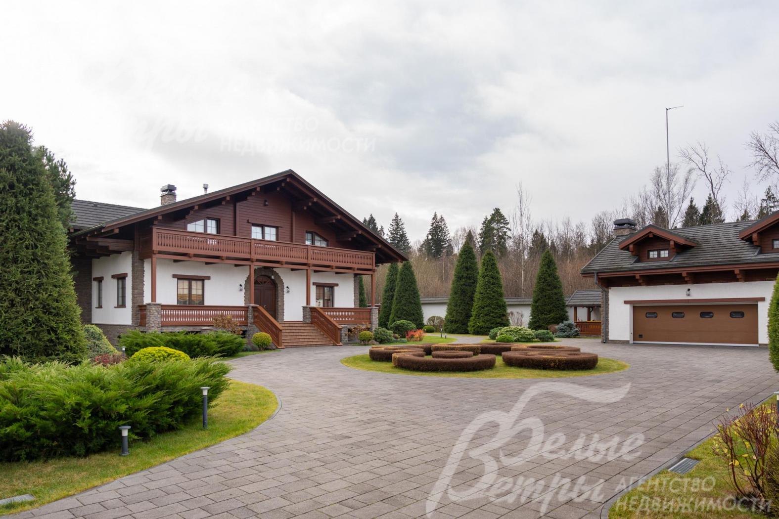 Дом стоит на просторном участке с роскошным ландшафтным дизайном