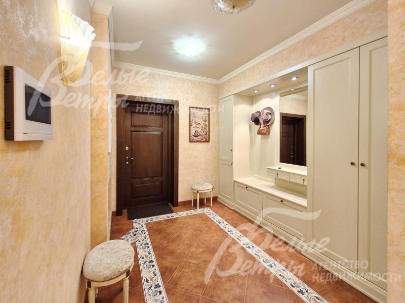 Прихожая со встроенным гардеробом.