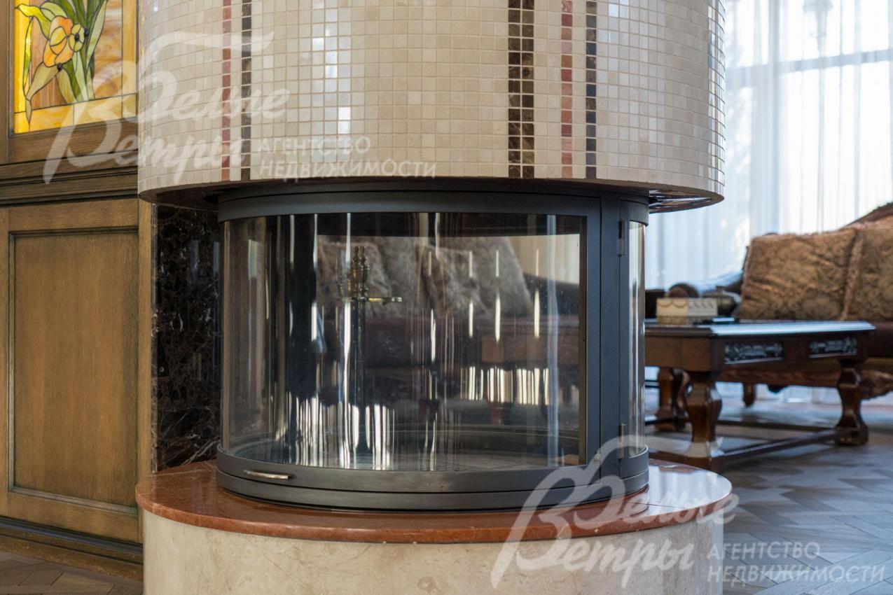 Камин виден из столовой и гостиной, отделан мрамором и дорогостоящей мозаикой