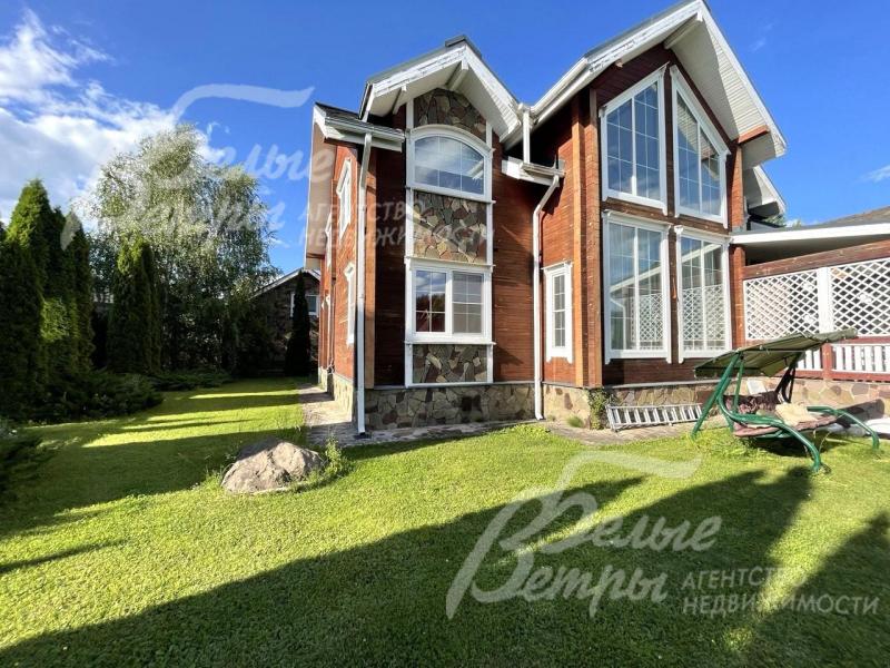 Садовые качели на участке.