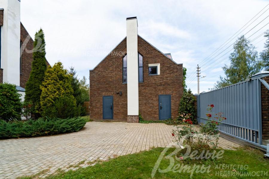 Участок огорожен деревянным забором на кирпичных столбах