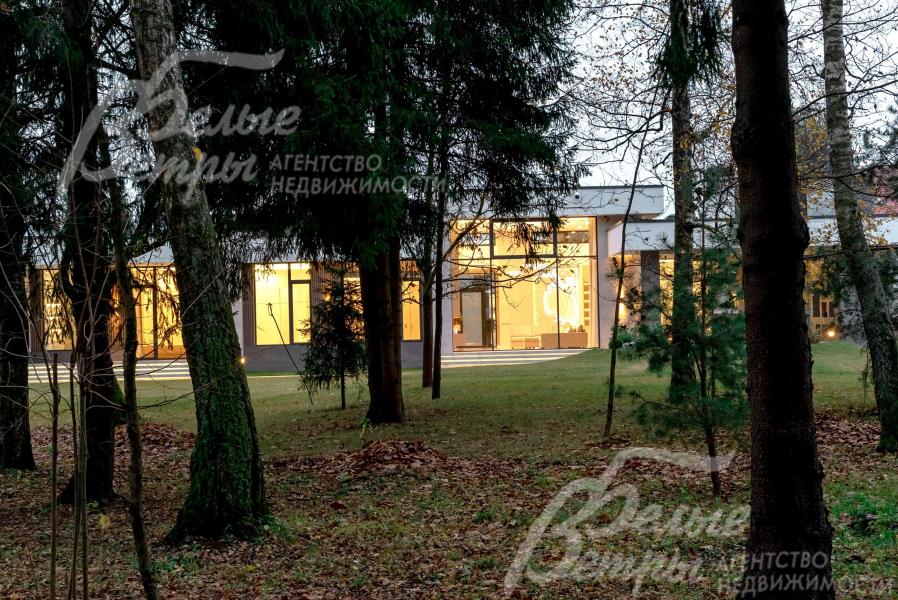 Вся территория, включая лесную зону, оборудована системой видеонаблюдения и охранной сигнализацией