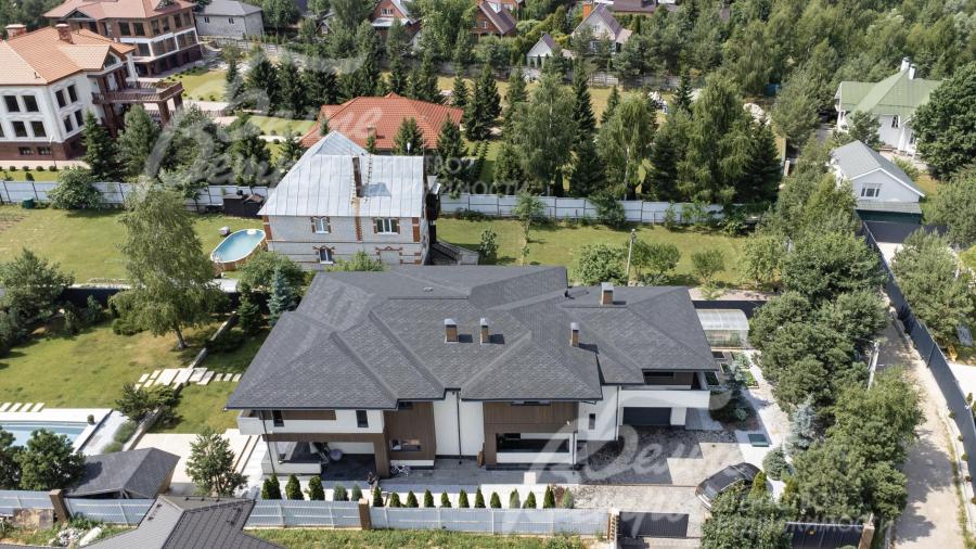 Участок правильной формы расположен в тупиковой части поселка