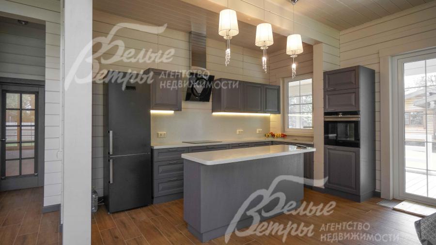 Кухня из шпона дуба цвета графит с островом и со встроенной техникой