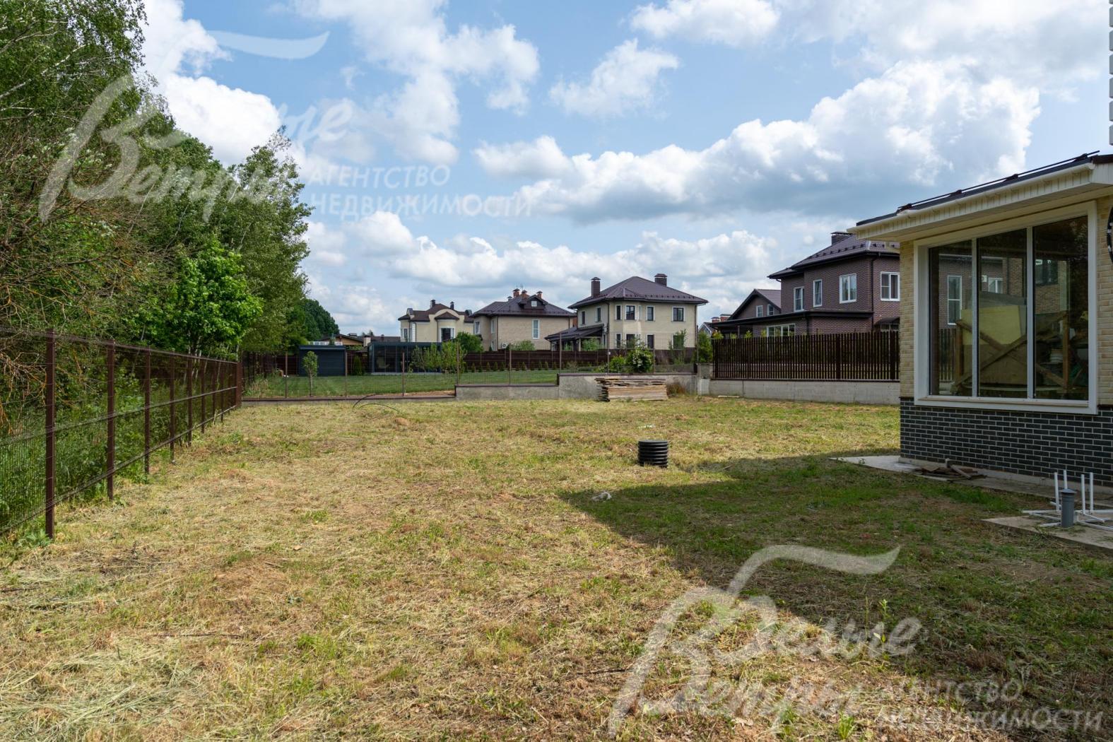 Дом стоит на ровном участке в центре коттеджного посёлка