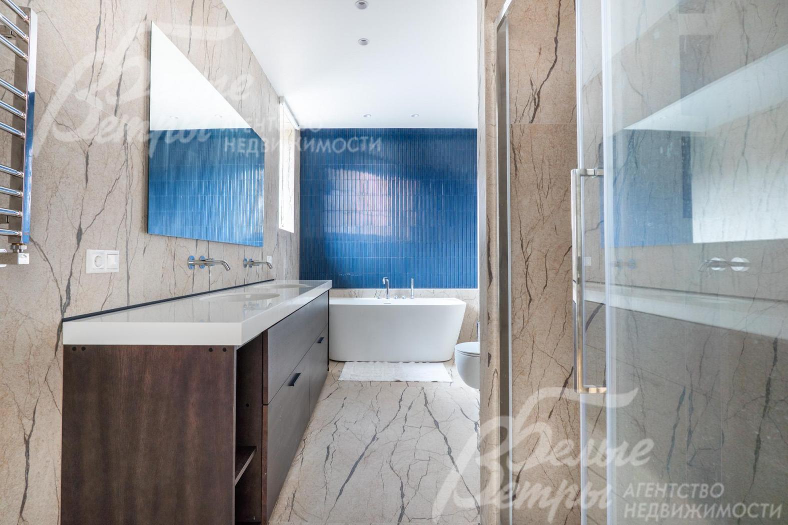 Санузел главной спальни с ванной и душевой