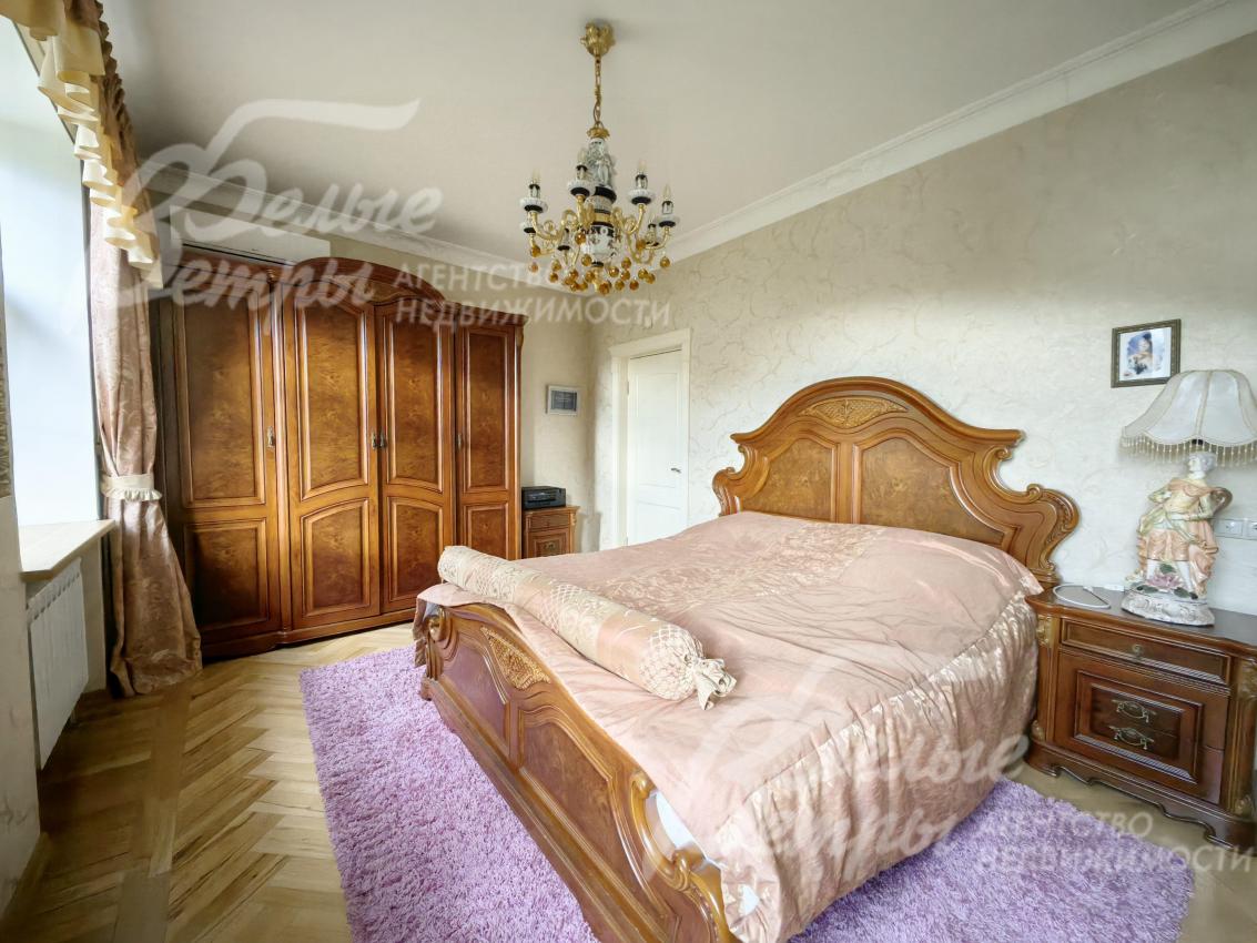 В спальнях дорогие гарнитуры из массива дерева с резными элементами.