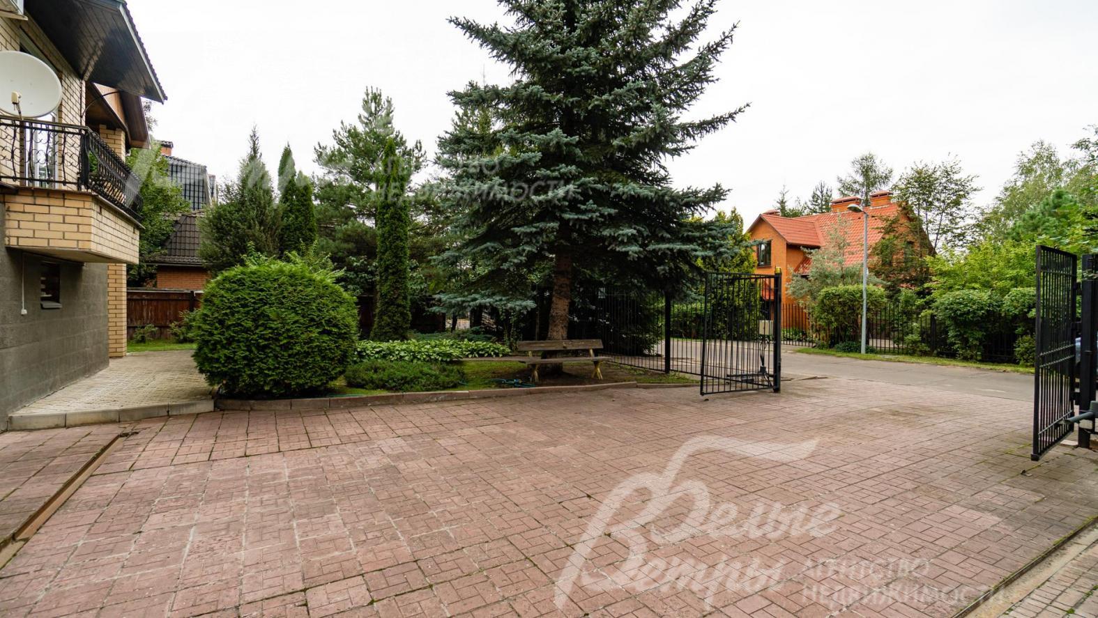 Площадка для стоянки авто перед домом