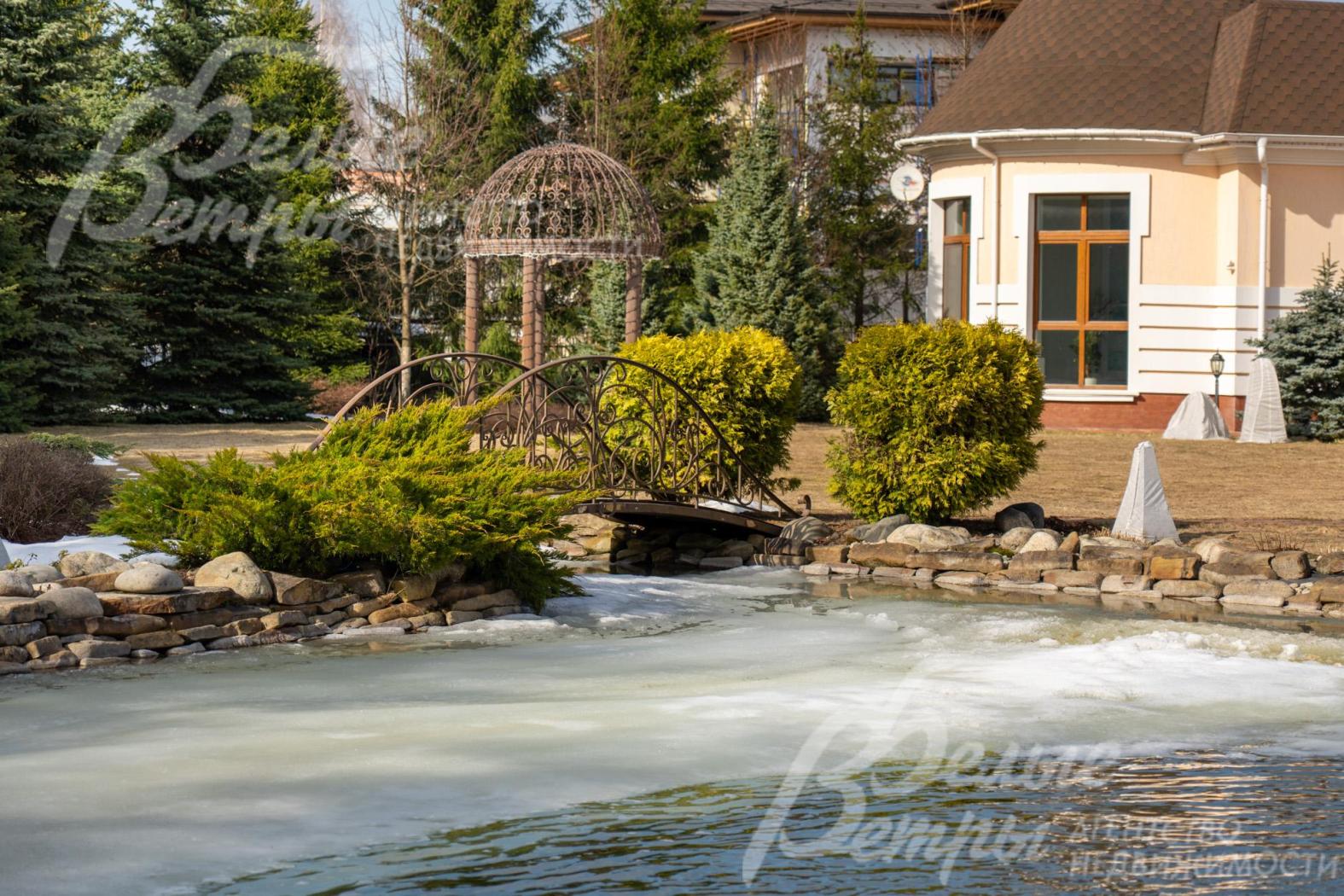 Центральный элемент ландшафта — собственный декоративный пруд площадью около 280 м² и глубиной от 1 до 3 метров. Пруд украшает декоративный мостик