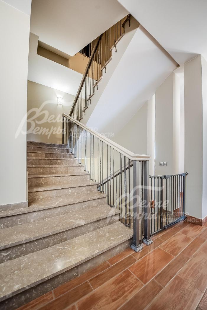 Широкая лестница отделана мрамором