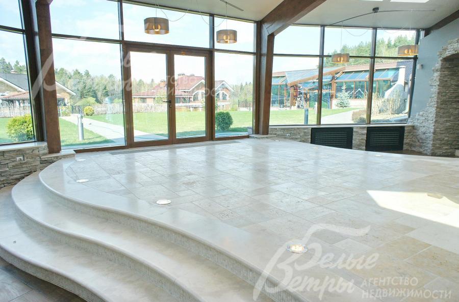 Каминный зал с панорамным остеклением