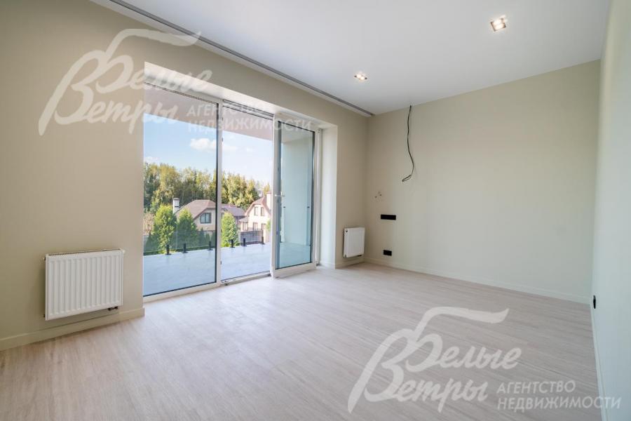 Спальня с выходом на балкон 