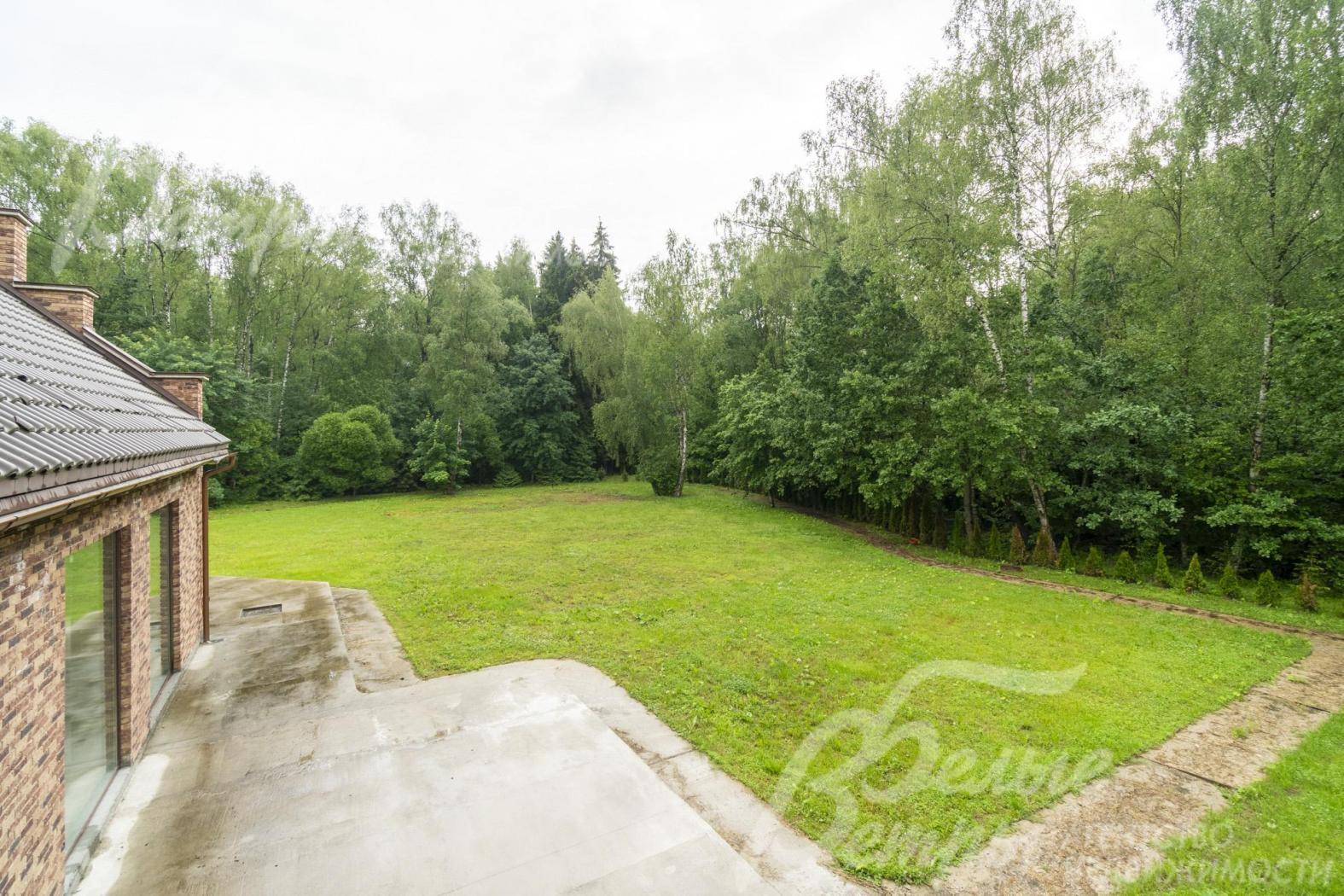 Участок граничит с лесом: есть собственный выход в лес с прогулочными тропинками