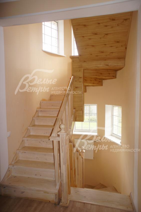 Лестничный марш деревянный - тонированная сосна