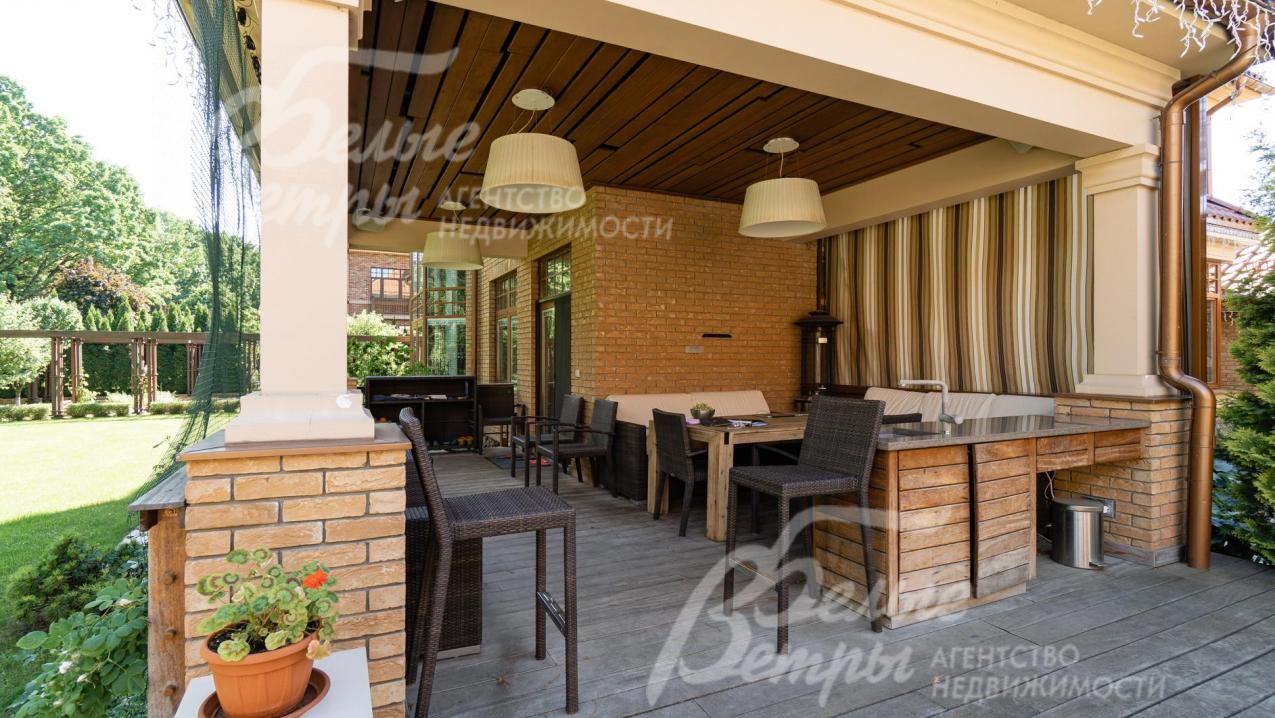 На крытой террасе установлена мойка, газовый нагреватель; колонки, подключенные к аудио-системе дома